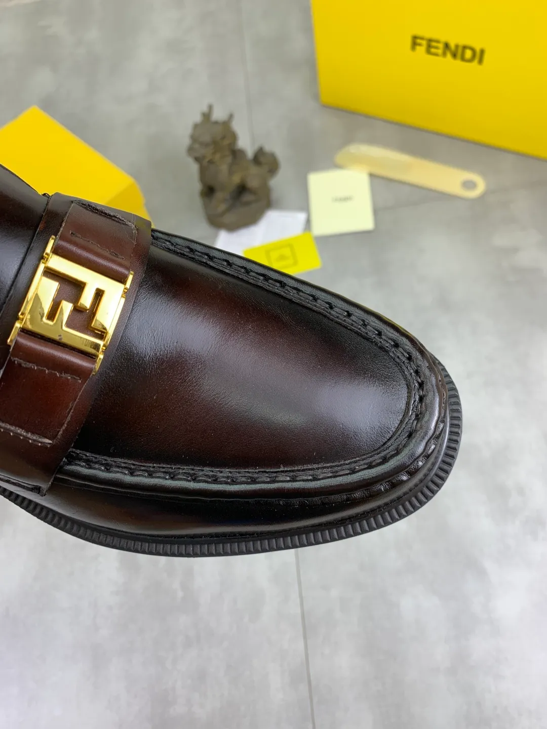 ​Men's shoes 💰P480💰[New model] Water dyed cowhide 🆘 The latest FENDI (Fendi) new casual leather shoes 🕶️🕶️Simple routing effect, showing an elegant and cool driving shoe 🎬Made of Italian 🇮🇹 imported calfskin + first-layer water-dyed cowhide lining🐂Excellent material🎬Detailed workmanship 🤗Comfortable foot feel➰➰. ​Pair it with any outfit to show your taste and temperament, low-key luxury ♻️Design ​simple and elegant ​noble and fashionable 🍃​Very loved and favored by trendy men 💓❤️Size: 38-44 2⃣️colors available